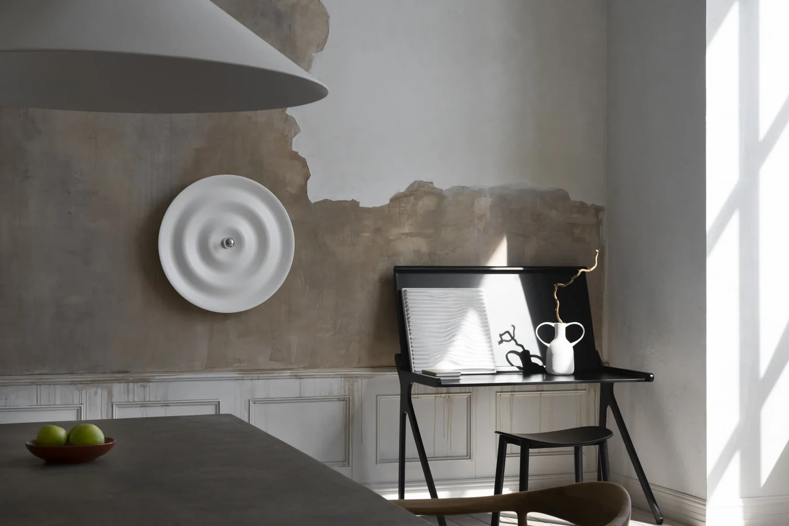 Smooth, seamless plastered wall and floor finish in a minimal interior